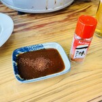 小坂食堂 - タレに一味唐がらしを振って