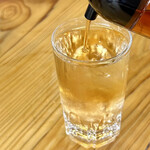 小坂食堂 - 梅わり
      焼酎を少し飲んで梅エキスを入れる