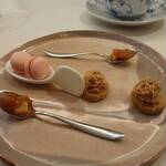 タツキ - ブルガリア産ダマスクローズのマカロン　
      小さな栗のタルト
      生キャラメルと林檎のタタン
      