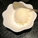 Baniku Semmon Hyakuma Mbariki - デザートのアイス。せっかくの締めなのでもう一捻り欲しい。