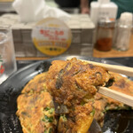 Negiyaki Yamamoto - すじねぎ焼き１１００円。薄く広げた生地に、青葱を大量に乗せ、すじ肉とこんにゃくの甘辛煮、さらに生地を軽くかけ、レモン醤油で仕上げた品です。大好きな味わいです（╹◡╹）（╹◡╹）