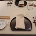 タツキ - テーブル