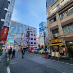 Gohandokoro Adachi - 外観風景。左側の雁川はテレビ朝日の「ヒューマンドキメンタリーオモウマい店」で紹介されたお店。
