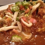 カルダモン． - チキンカツとオクラ、トマトのマリネ添えカレー