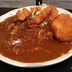 カルダモン． - チキンカツとソーセージカツの盛り合わせカレー、千切りキャベツ添え
