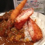 カルダモン． - チキンカツとハムサラダコロッケ、エビフライのカレー