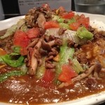 カルダモン． - 挽き肉とシメジ、コーンの炒めレタス和えカレー