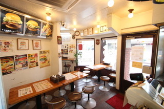 Sasebo Burger Big Man - オシャレな店内♪『BigMan』という店名の由来は、オーナーが昔観たフランクシナトラ出演の映画のワンシーン。 