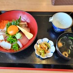 海鮮レストラン　遊 - 地魚海鮮丼　1540円　
