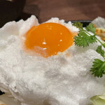 Shunsai Sumibiyaki Dassai - 白身はメレンゲになっていて、生卵がオンしている