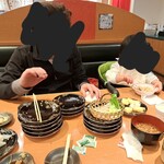Hokuhokutei - 最後に皿の枚数を数えて会計するわけではないので、テーブルに皿が増えてくると片付けに来てくれました