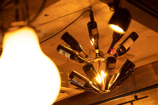 Taverna BARBA - ワインボトルのシャンデリアが照らすあたたかい灯りでゆったりと楽しんで