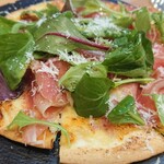 ユニークベリー - 生ハムとベビーリーフのおつまみピザ