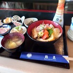 鮨正 - 海鮮丼 1,600円(税込)、小鉢6種類セット 400円(税込)。