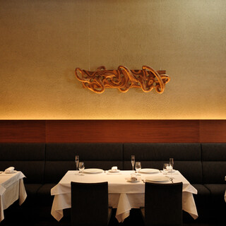 特別な1日を美しく演出するモダンなダイニング