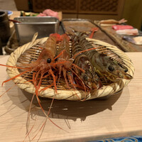 鮨 銀座 おのでら - 左:ボタンエビ、右:車海老。かわいい。