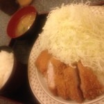 とん太 - 特選ロース厚かつ
            キャベツ、ご飯、味噌汁食べ放題でガッツリいただきました、
            厚みのあるロースかつもジューシーで旨し！
            