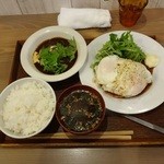 酒嚢飯袋 - みそトマ煮込みハンバーグとハムエッグ（ソース）の定食950円