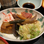 田吾作 - 煮物盛り合わせのお皿