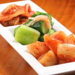 焼肉ダイニング 肉の方程式 - キムチ盛り合わせ