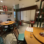 福招門 - 広くて立派な店内。たまたま円卓で相席でした