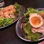 Shuumai Sakaba Tsutsumi - 【１】蒸しセイロ枝豆
                        
                        【３】蒸し鶏と煮卵のポテサラ