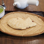 浅草浪花家 - たいやきとお飲み物セット(580円)の煎茶とたいやき