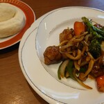 Chainate Burufamu Ran - ランチ特性黒酢の酢豚定食の黒酢酢豚と蒸しパン（1020円税抜）