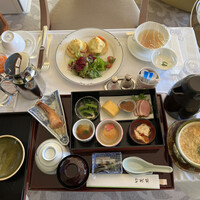 京懐石 美濃吉 竹茂楼 ホテル阪急インターナショナル店 - 朝食膳３６３０円。惣菜６種、鮭の西京焼きともに丁寧さが伝わる味わいで、とても美味しくいただきました（╹◡╹）。白米も追加すれば良かったです笑