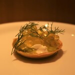 RISTORANTE IL NODO - 小さなタルト 天城のアマゴの黄金イクラ 発酵ジャガイモアップ