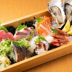 Assortment of 7 pieces of sashimi