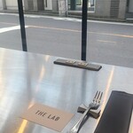 THE LAB TOKYO - 肉団子の座った道路側カウンター