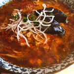 ラーメン イッケン - 真っ赤なスープに春雨の素揚げ、揚げ浸しのナスがのります。