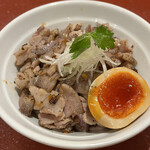 麦と麺助 - 薩摩茶美豚の炙りチャーシュー丼350円。こちらも絶品。