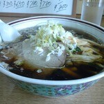 らーめん なが山 - しょうゆラーメンに野菜入り