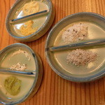 海老一統 - ゴマ塩が減ってきたので追加をお願いしたら、ゴマ塩＆ほうじ茶塩を供して下さいました。他にも色々あるのかも？