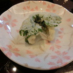 海老一統 - ＜天ぷら＞キス紫蘇。取り皿に取って、、、。