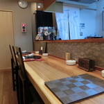 海老一統 - カウンターは８席。向こう側に個室があるそう。