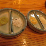 海老一統 - 天つゆの他に、４種類のお塩。左から、抹茶塩、ゴマ塩、カレー塩、桜塩。