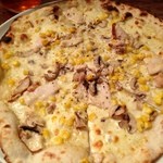 PIZZERIA D'ORO - 今月のピザ
      鶏肉とマッシュルームとコーン