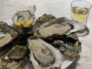 Oyster Bar Splendor - 生牡蠣と日本酒