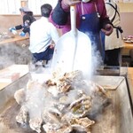 かき小屋 - 料理写真:牡蠣投入状況