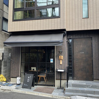 L'ETERRE - お店の場所はちょっと分かりにくいです。右の扉から入り、2階へ階段を上がります。