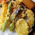 くいものや ラ・ネージュ - 天ざるそばの天ぷら６種(R1.8.2撮影)