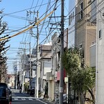 まぐろ白川 - 住宅街の中に赤いひさしのお店があります。