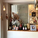 呑める喫茶店イイジカン - 飾り棚