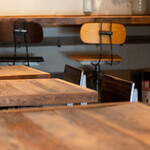 呑める喫茶店イイジカン - 木が基調の店内