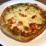レストランウッドペッカー - バジルソースと貝柱のピザ 税抜き1000円