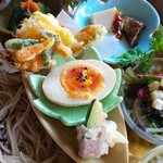 遊の丘 - 十割蕎麦、箸休め付の副菜(天ぷら２種、味付け半熟卵、ズッキーニの肉巻き)(R1.10.5撮影)