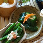 遊の丘 - 十割蕎麦、箸休め付の副菜(揚げいんげんのお浸し、胡瓜と人参の漬物)(R1.10.5撮影)